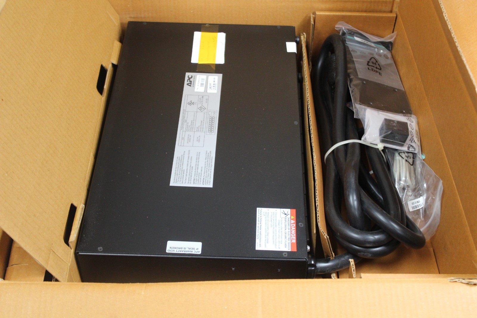 APC AP7911B Schneider Electric Rack PDU, Switched, 2U,30A,208V,NEMA L6-30P, 16 x