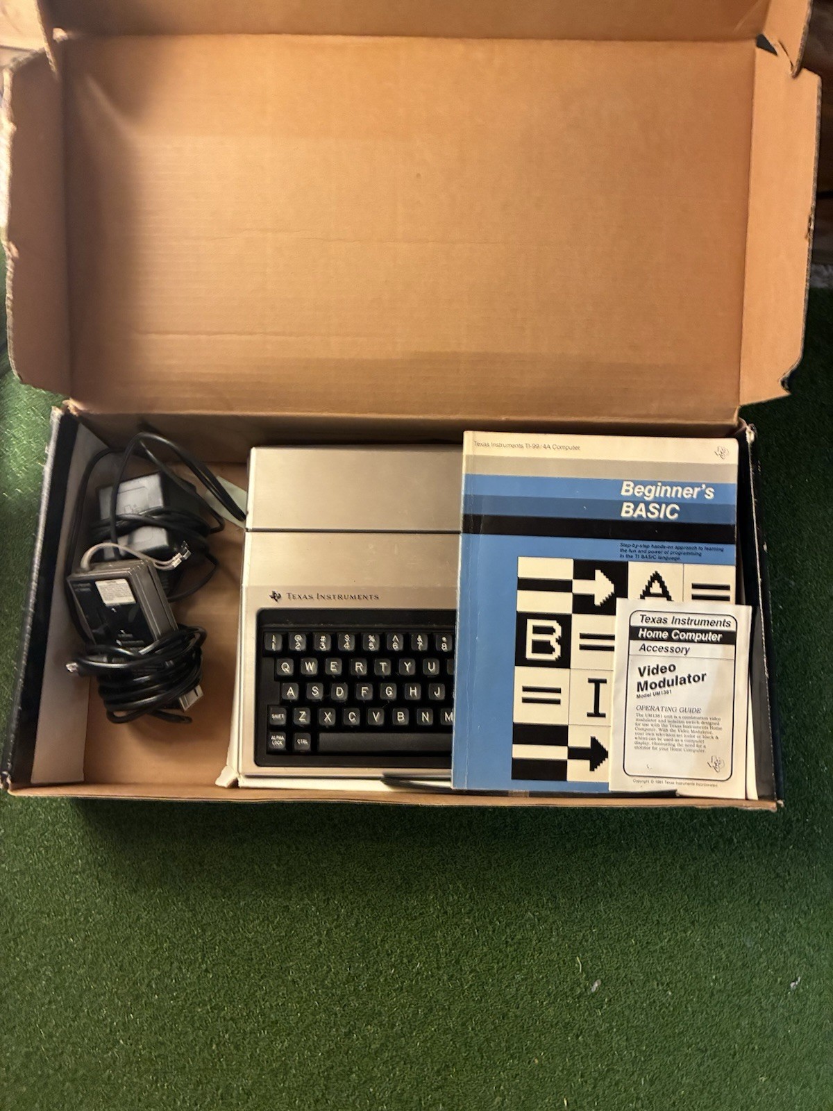 TI-99/4A Vintage Texas Instruments Home Computer And Video Modulator (powers on)