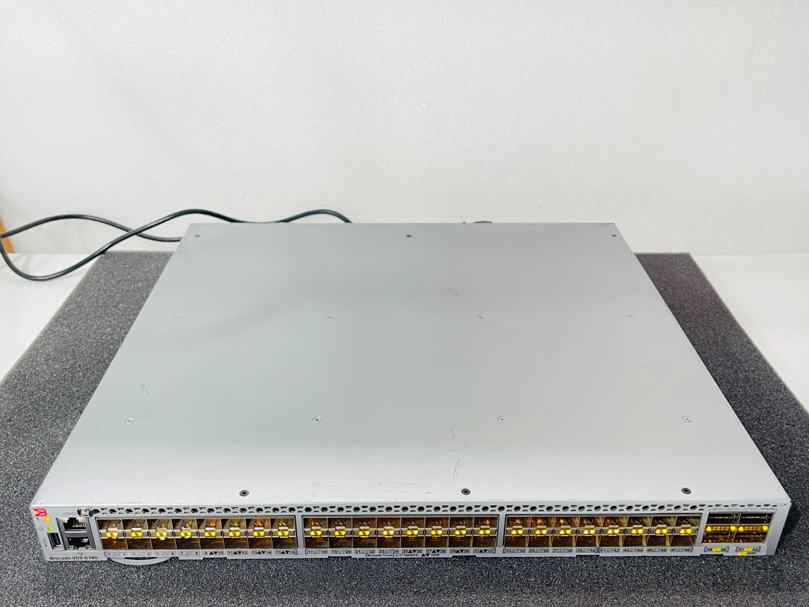 Brocade VDX 6740 48-Port 10GE 4-QFSP 2x PSU Switch P/N: BR-VDX6740-24-F / USED