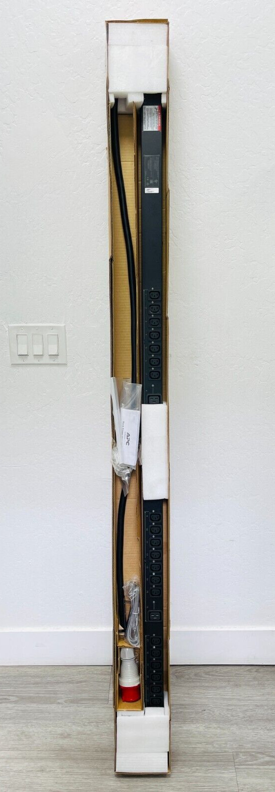 APC AP8981 21xC13 3xC19 ZeroU Switched Rack PDU 230V 16A / LITTLE USE