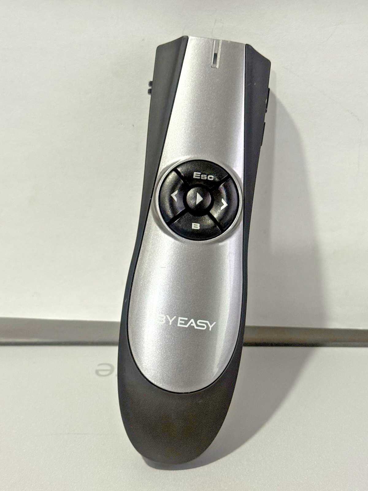BYEASY Clicker with Red Laser and Volume Control, RF 2.4GHz Wireless ...