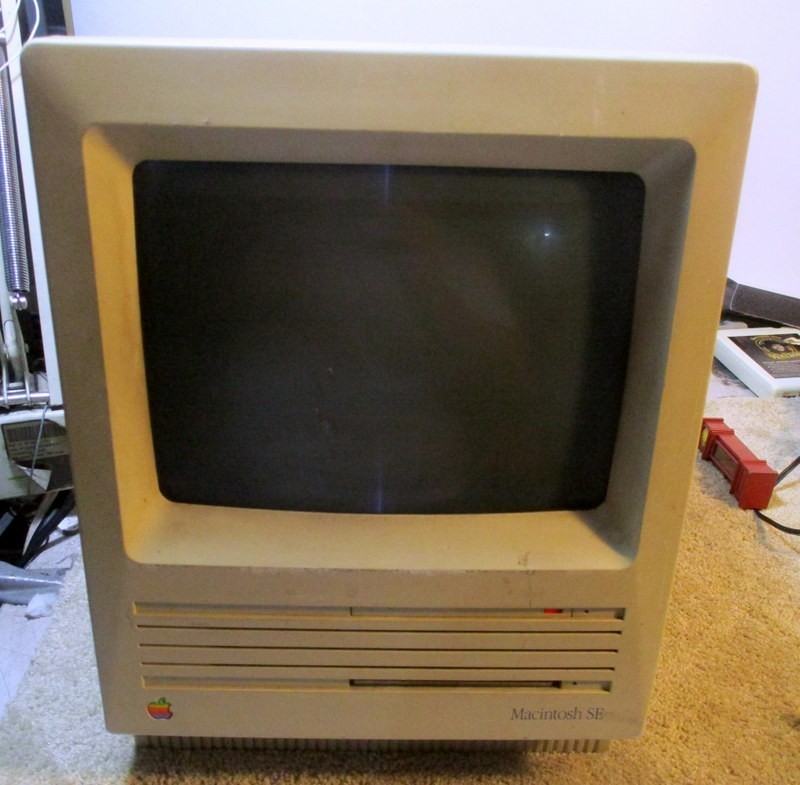 APPLE MACINTOSH SE  M5011--IT POWERS UP
