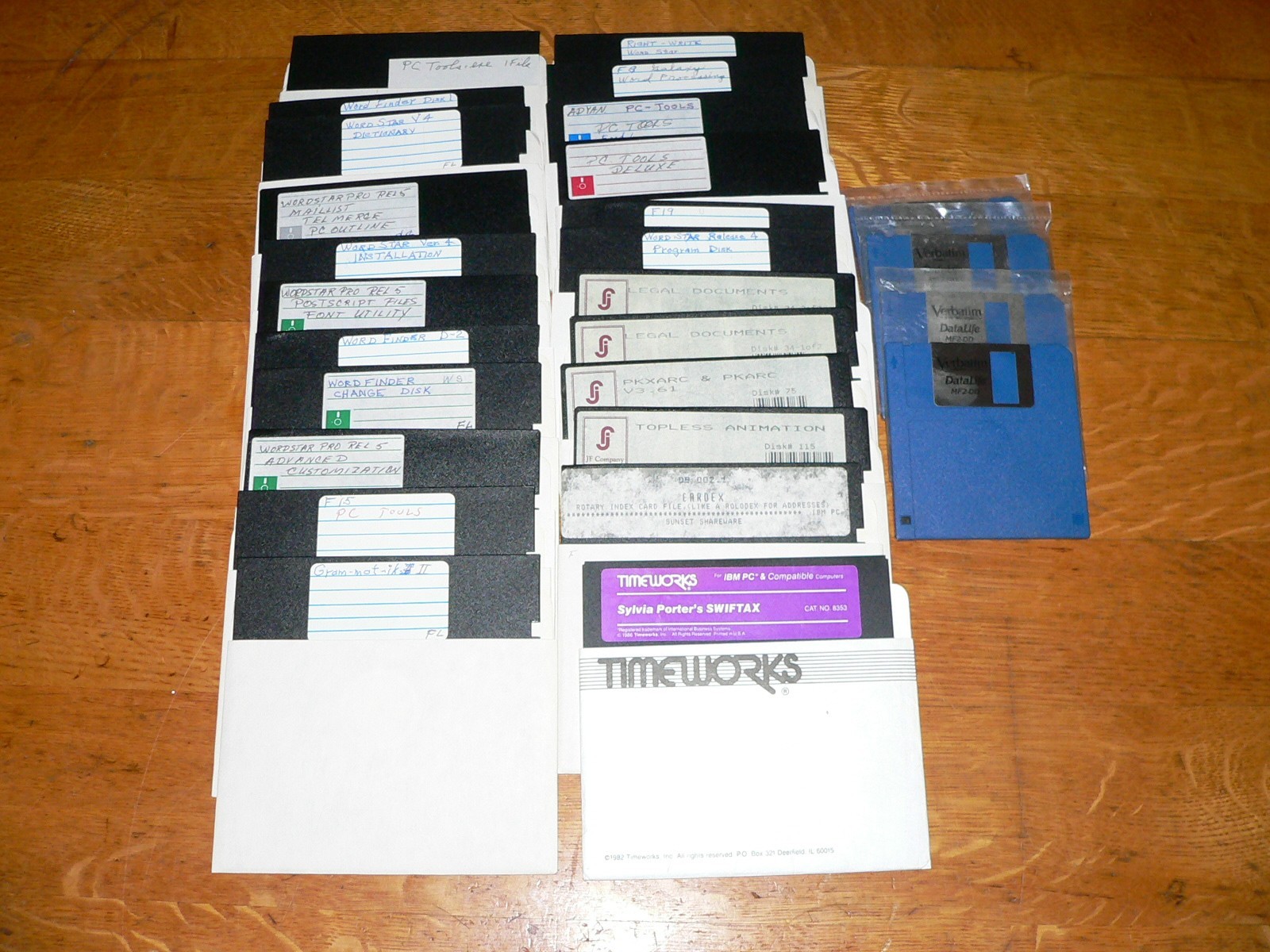 Lot of Vintage Computer Floppy Disks (24pc. 5.25" & 4pc. 3.5") Software
