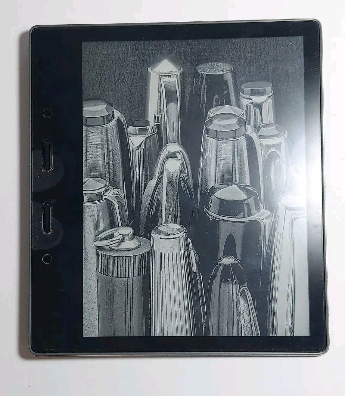 Amazon Kindle Oasis -  Model CW96BW - 32gb 7inch 9th Gen Ereader. Preowned