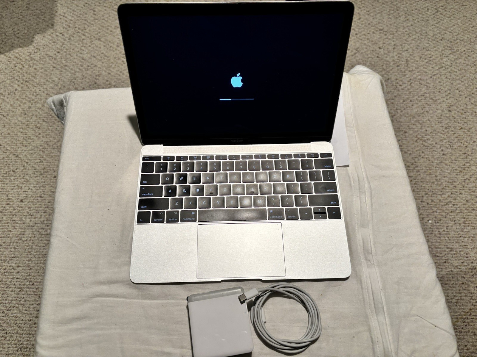 Macbook 12" Retina 2017 Gray 256GB. 1.2 GHz Intel M3 8 GB Memory