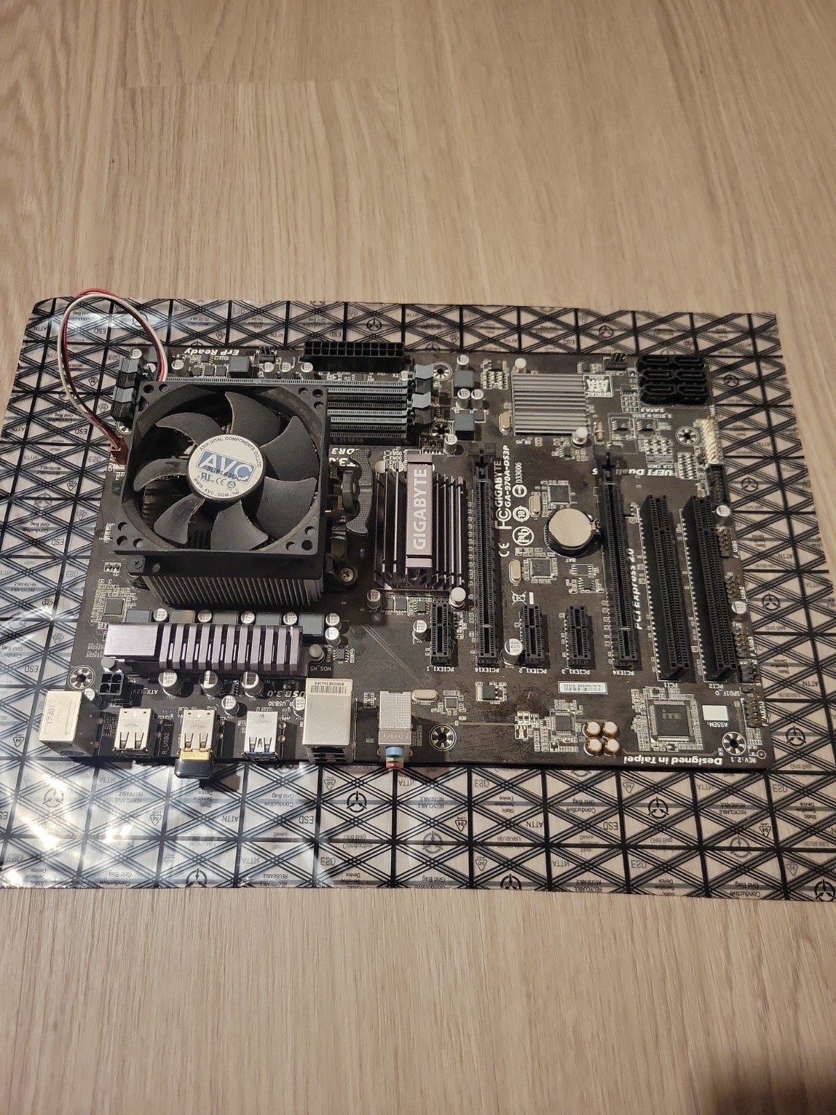 GIGABYTE GA-970A-DS3P USB AMD FX Socket AM3+ ATX Gaming Motherboard With CPU