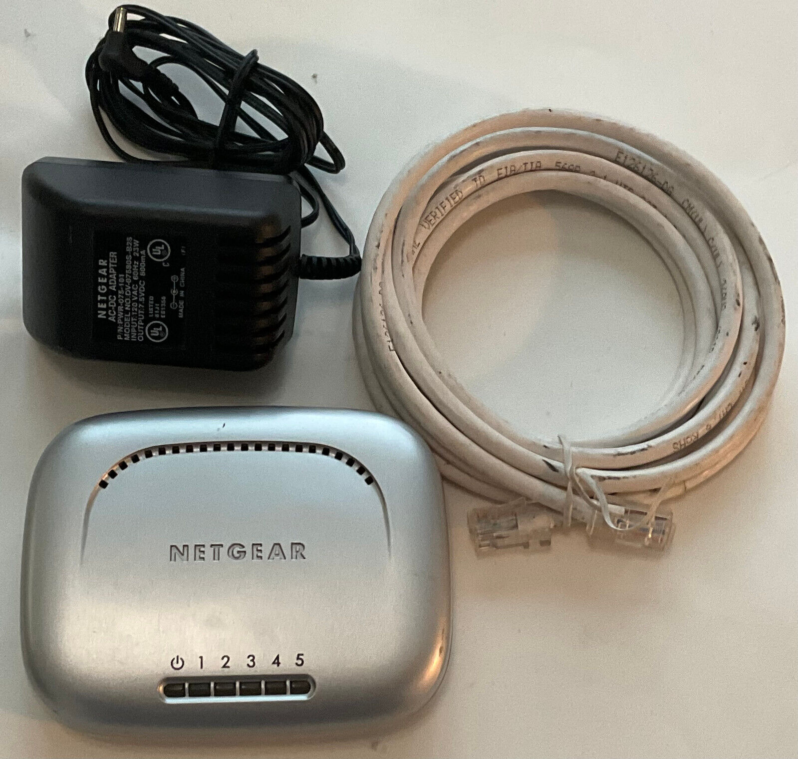 Netgear FS605 v2 5 Port 10/100 Mbps LAN Switch Networking Router