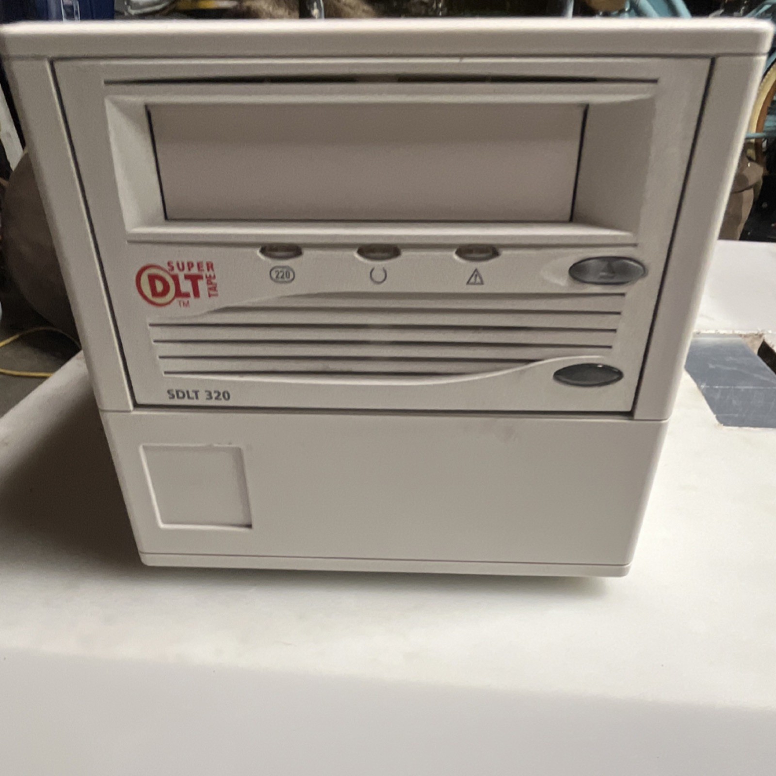 Quantum SDLT Series DLT/SDLT External Tape Drive TR-S23BA-YF SCSI Beige
