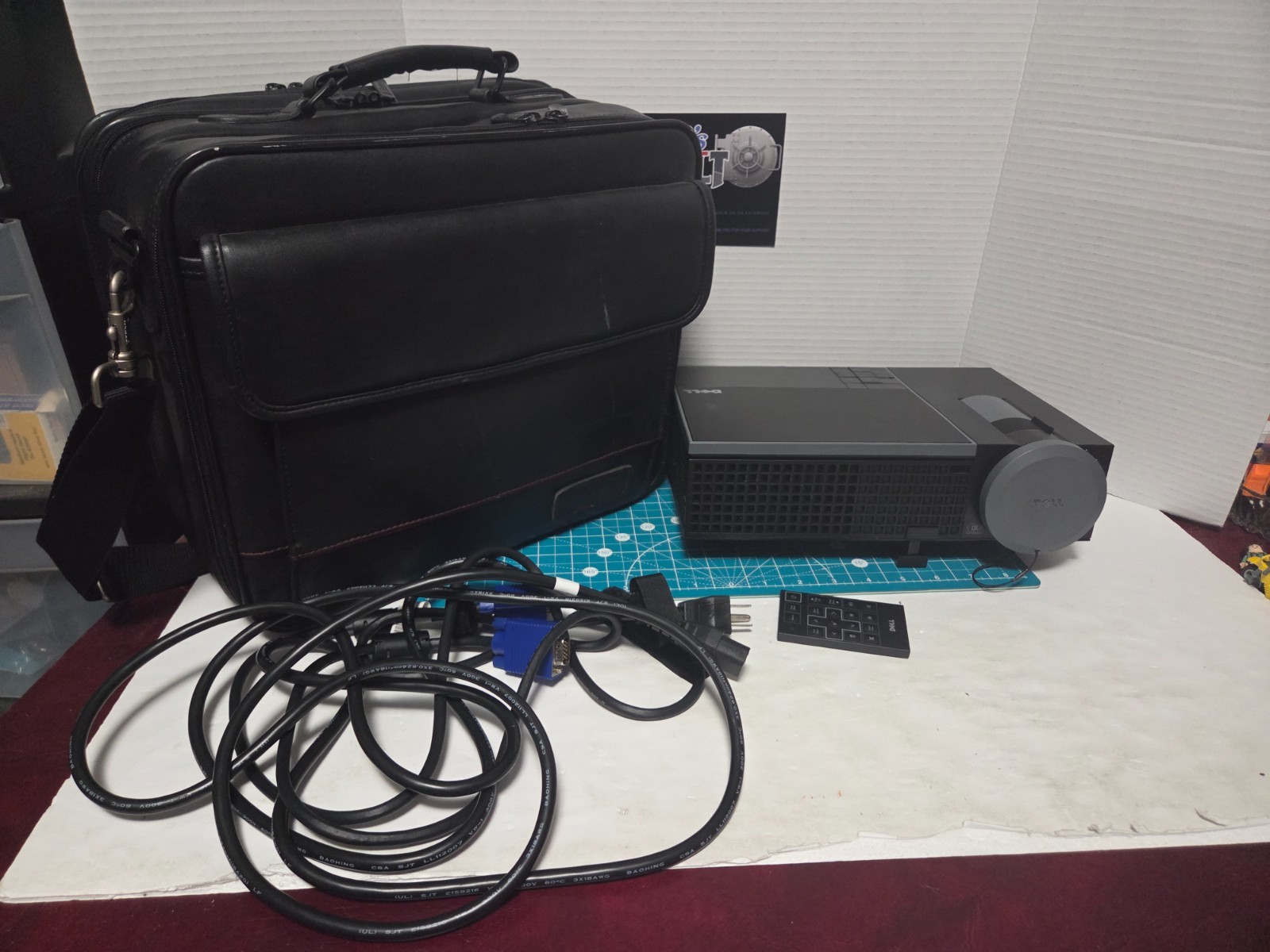 Dell 1209S DLP Projector Portable Projector W/ Remote, Cords, Carrying Case