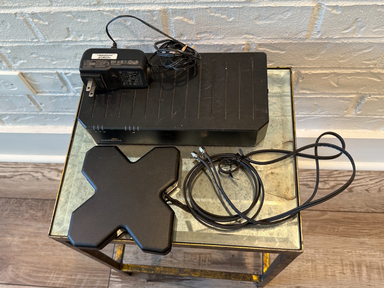 Cradlepoint E100 4G LTE Router E100-C4D w/ Panorama MIMO Antenna & AC Adapter