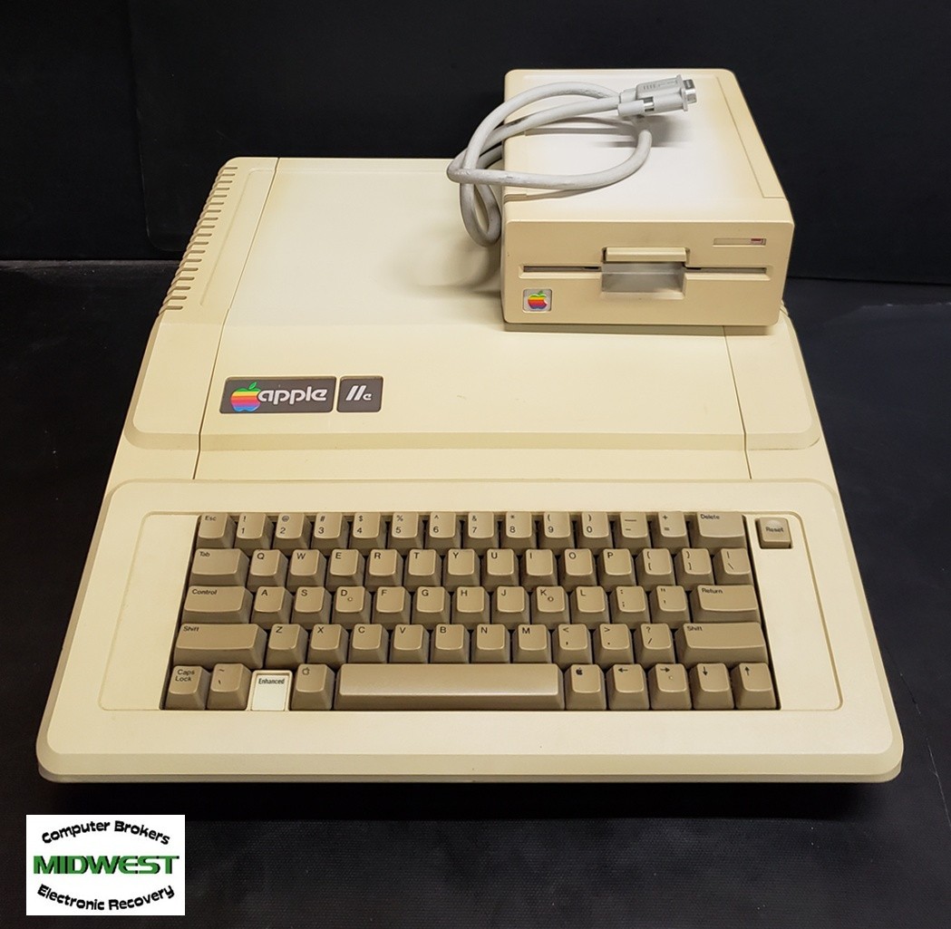 Apple IIe Enhanced Computer A2S2064 with 5.25 Drive A9M0107