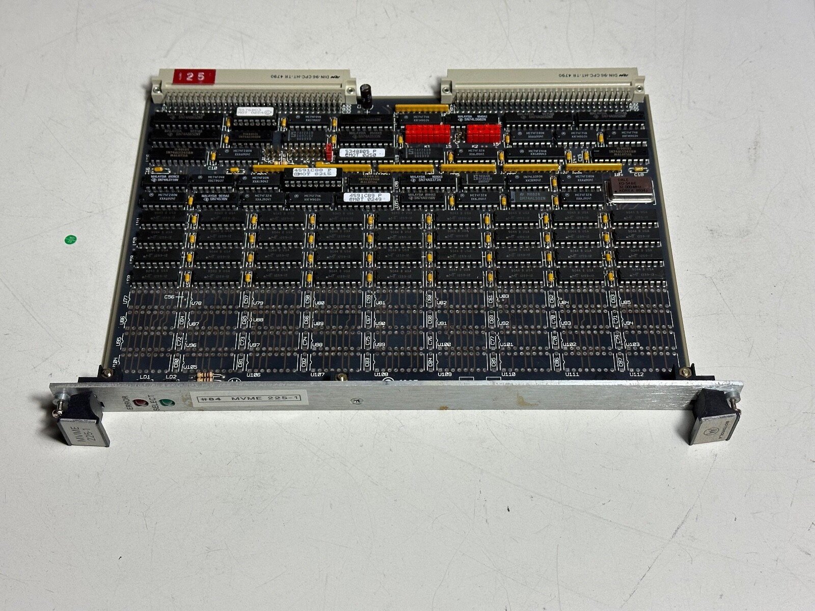 Motorola MVME 225-1 VME Memory Board  01-W35098-01