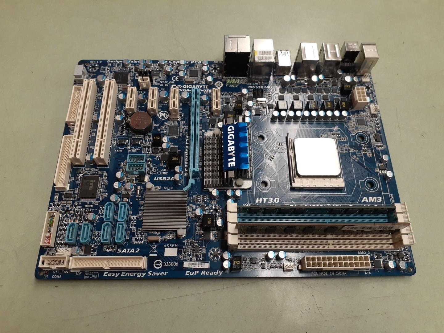 Gigabyte GA-770T-USB3 AM3 Motherboard / ADX635WFK42GM / 2x2GB