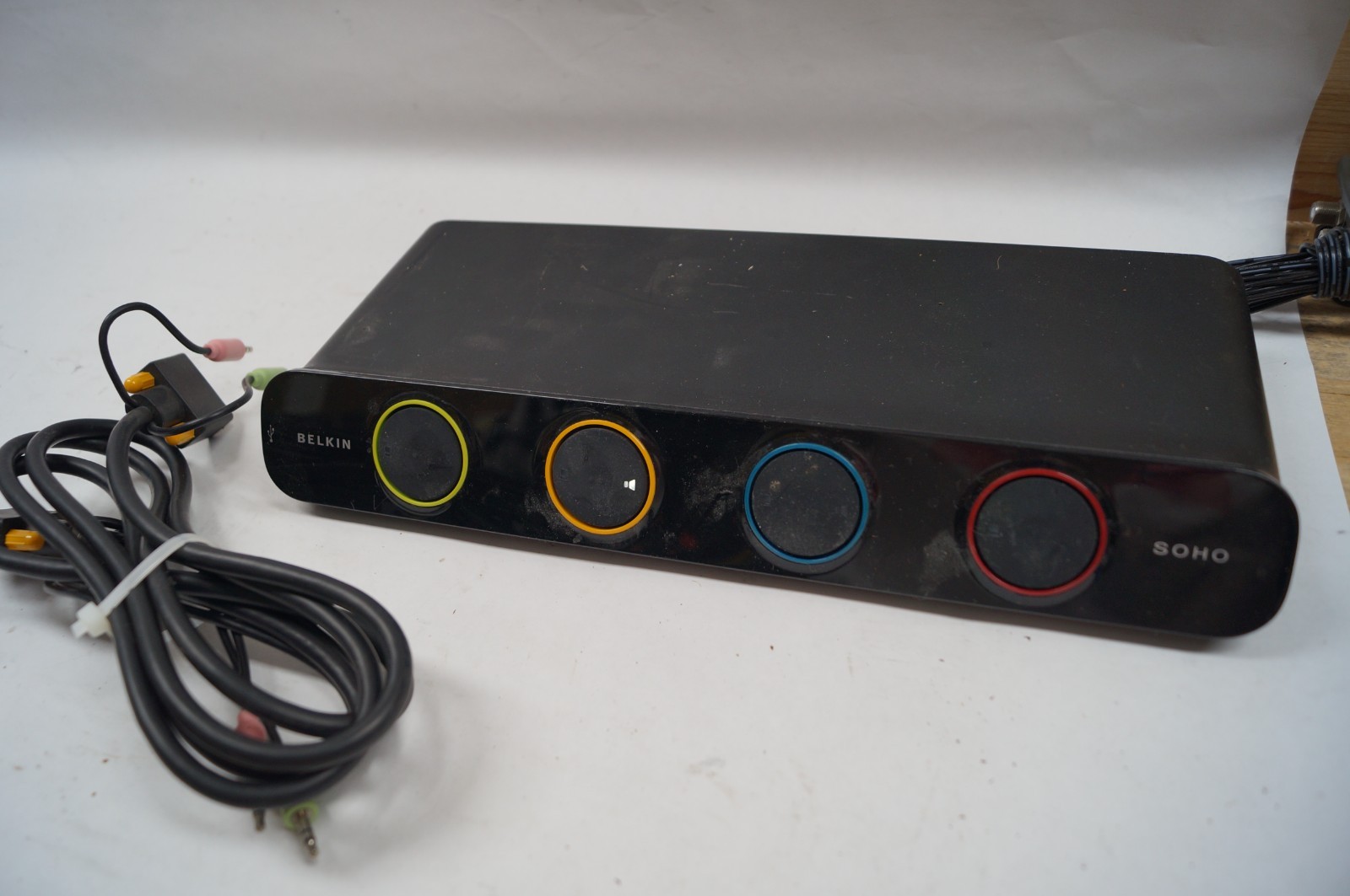 Belkin SOHO F1DS104L 4-Port KVM Switch VGA USB/PS2 WORKING B343