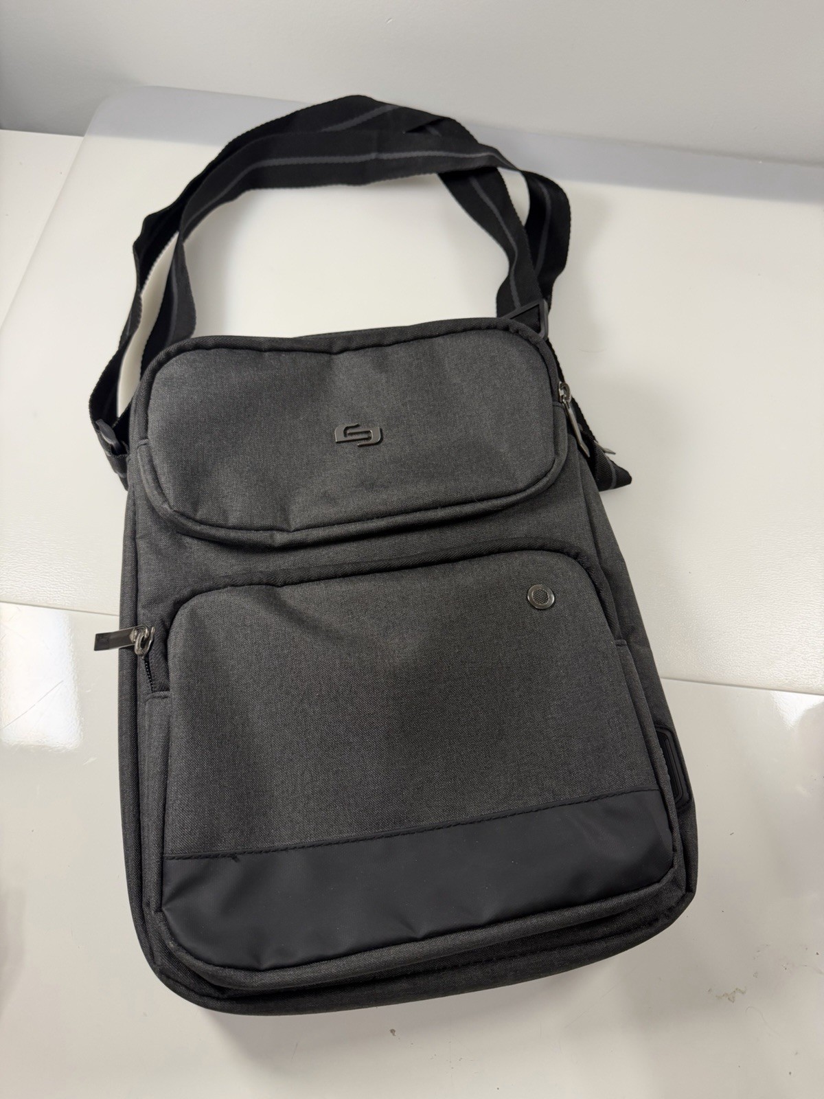 Solo NY Ludlow Universal Tablet Sling Bag Gray  Fits 11 Inch Tablet iPad NWOT