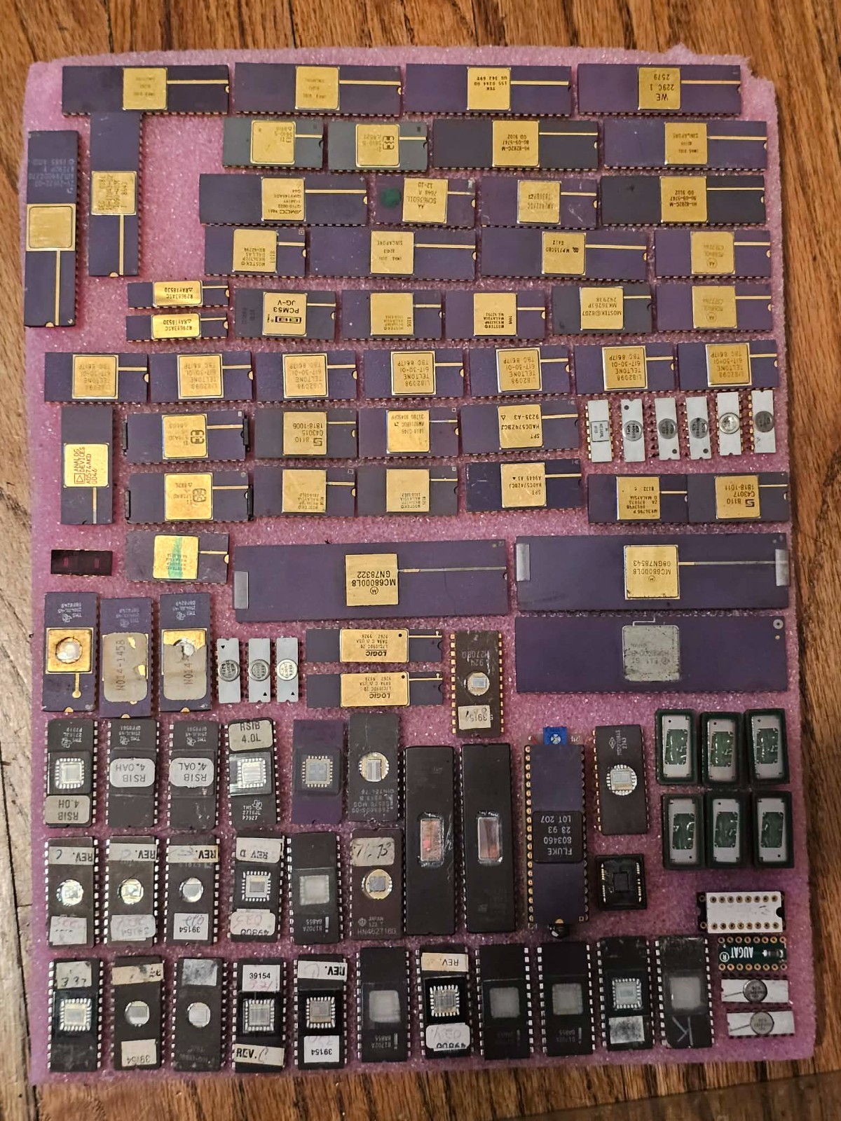 Vintage Retro Lot IC CHIPS CERAMIC GOLD LEGS Clean Pins Reuse Scrap Collection