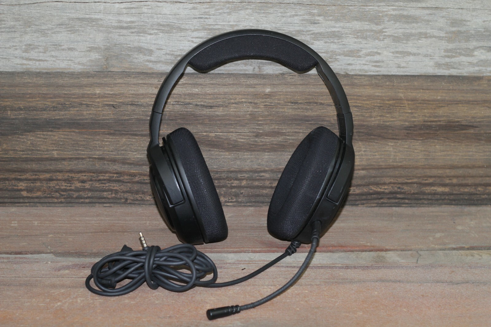 CORSAIR HS35 Stereo Headset Model: RDA0024