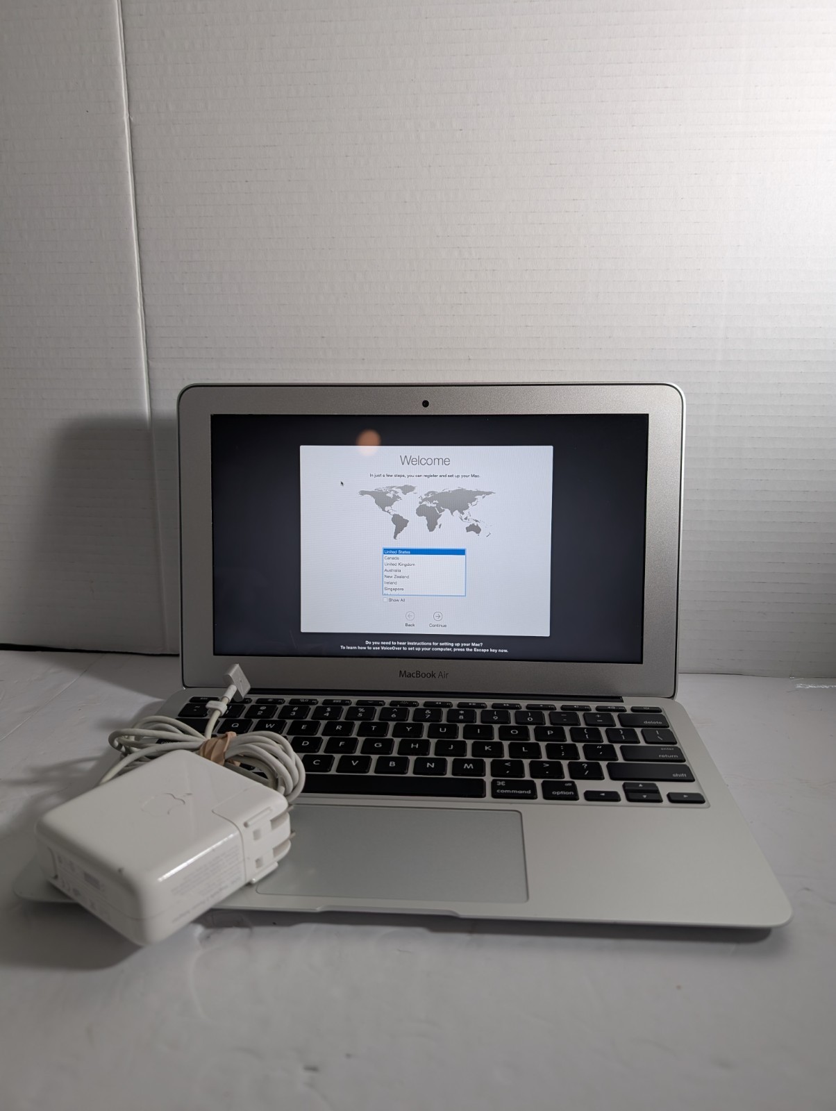 Apple MacBook Air 11" (Early 2015) 1.6GHz i5 / 4GB / 128GB SSD - Very Good