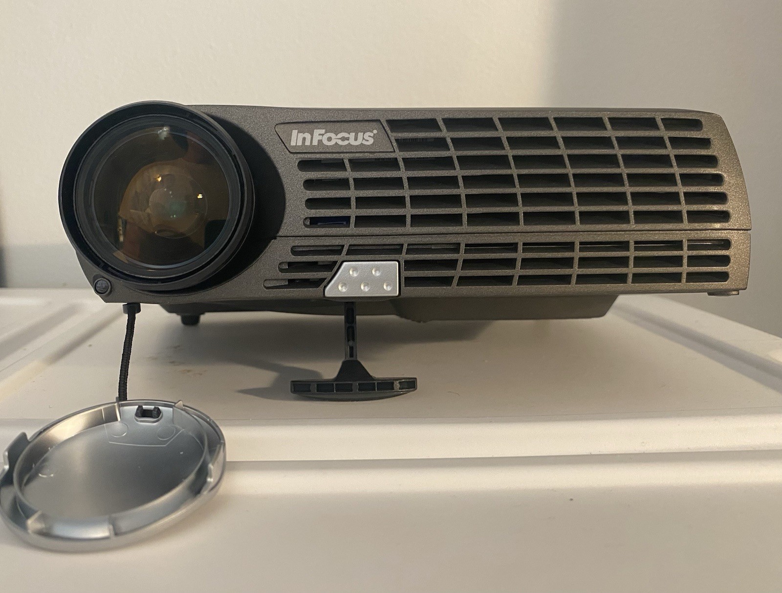 InFocus LP70+ DLP Projector XGA 2000 ANSI 4:3 w/ Remote Case Cables Manuals