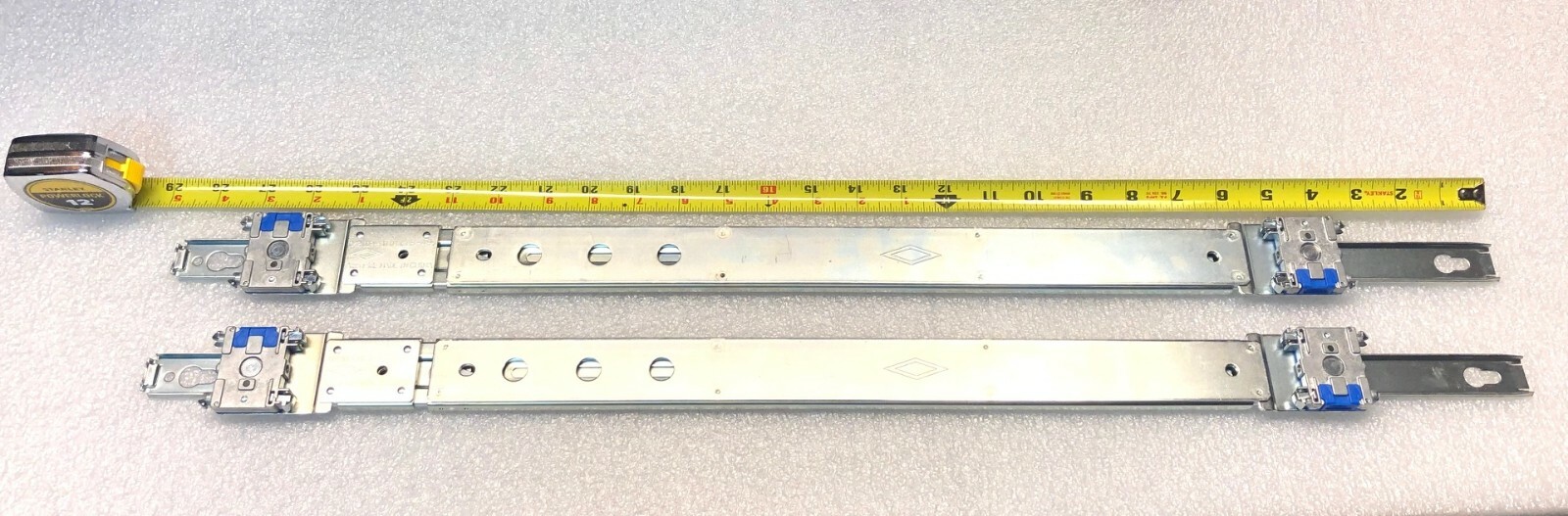 NEW EMC 042-009-400 A02 Accuride 1U/2U Server Workstation Rail Kit NeEXX1U2URAIL