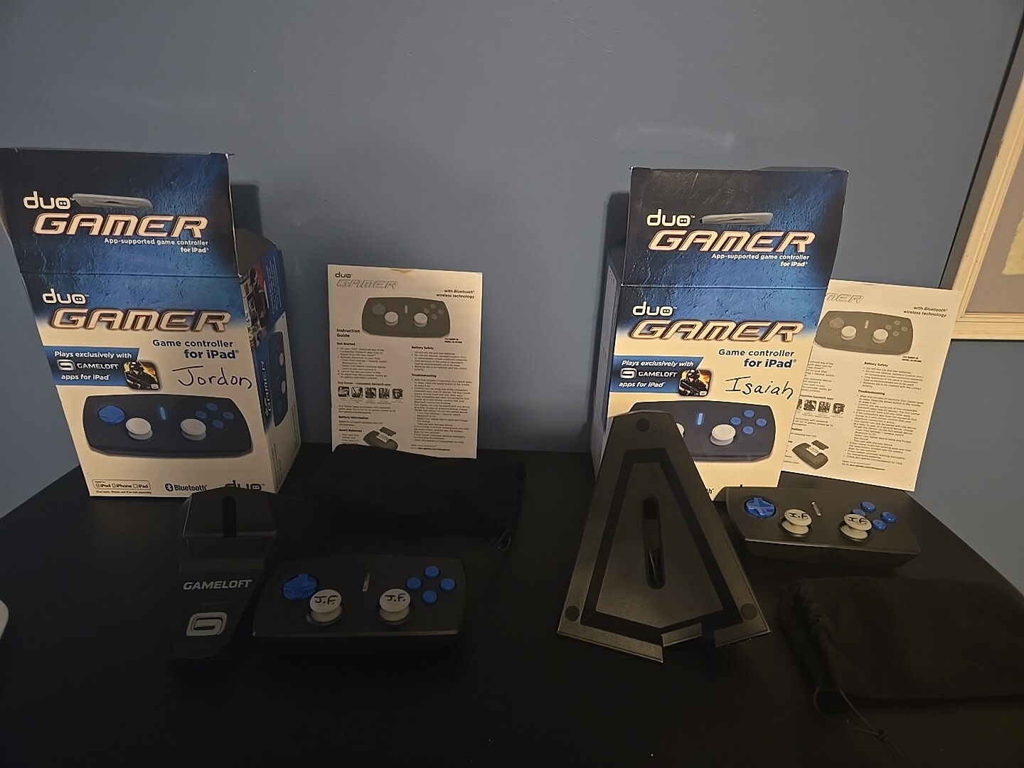 2 Duo Gamer Controller for iPad, iPhone and iPod Touch (Wireless) Gameloft