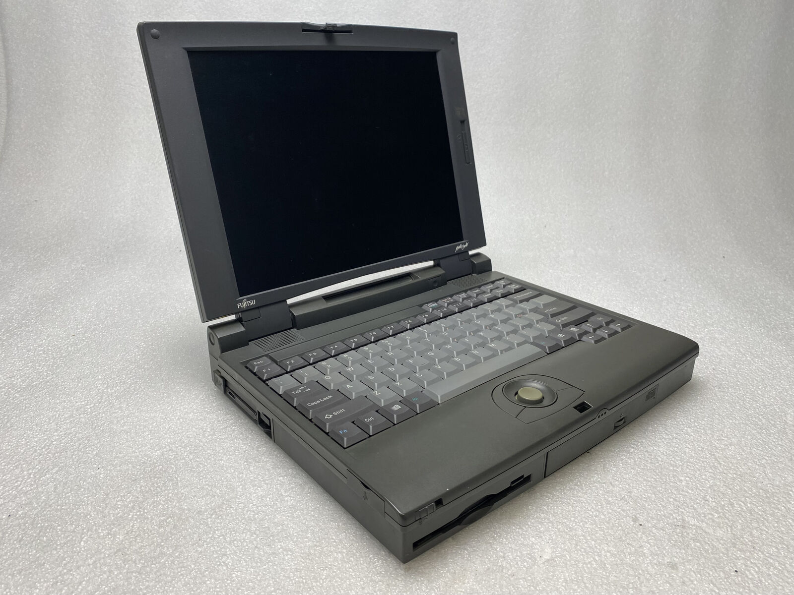 Vintage Fujitsu Monte Carlo Laptop BOOTS Pentium 133MHz 648MB RAM 3.25GB HDD