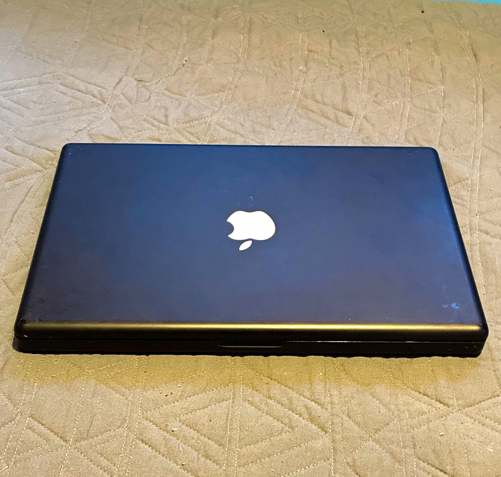 Apple MacBook 13.3" Black Core 2 Duo 2.0GHz 2GB 250GB HDD Wi-Fi 2008