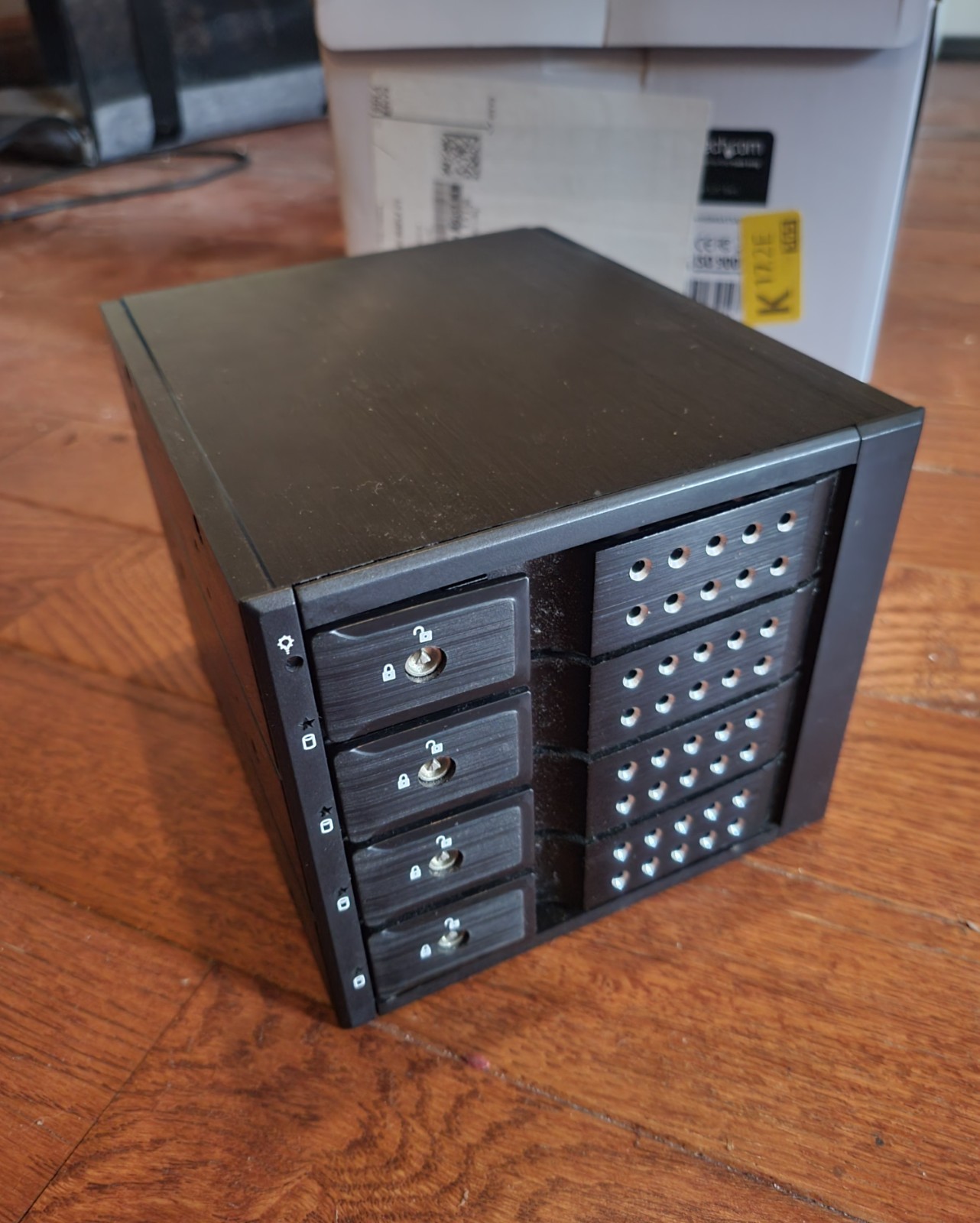 StarTech 4 Bay Aluminum Trayless Hot Swap Mobile Rack Backplane for 3.5" HDD