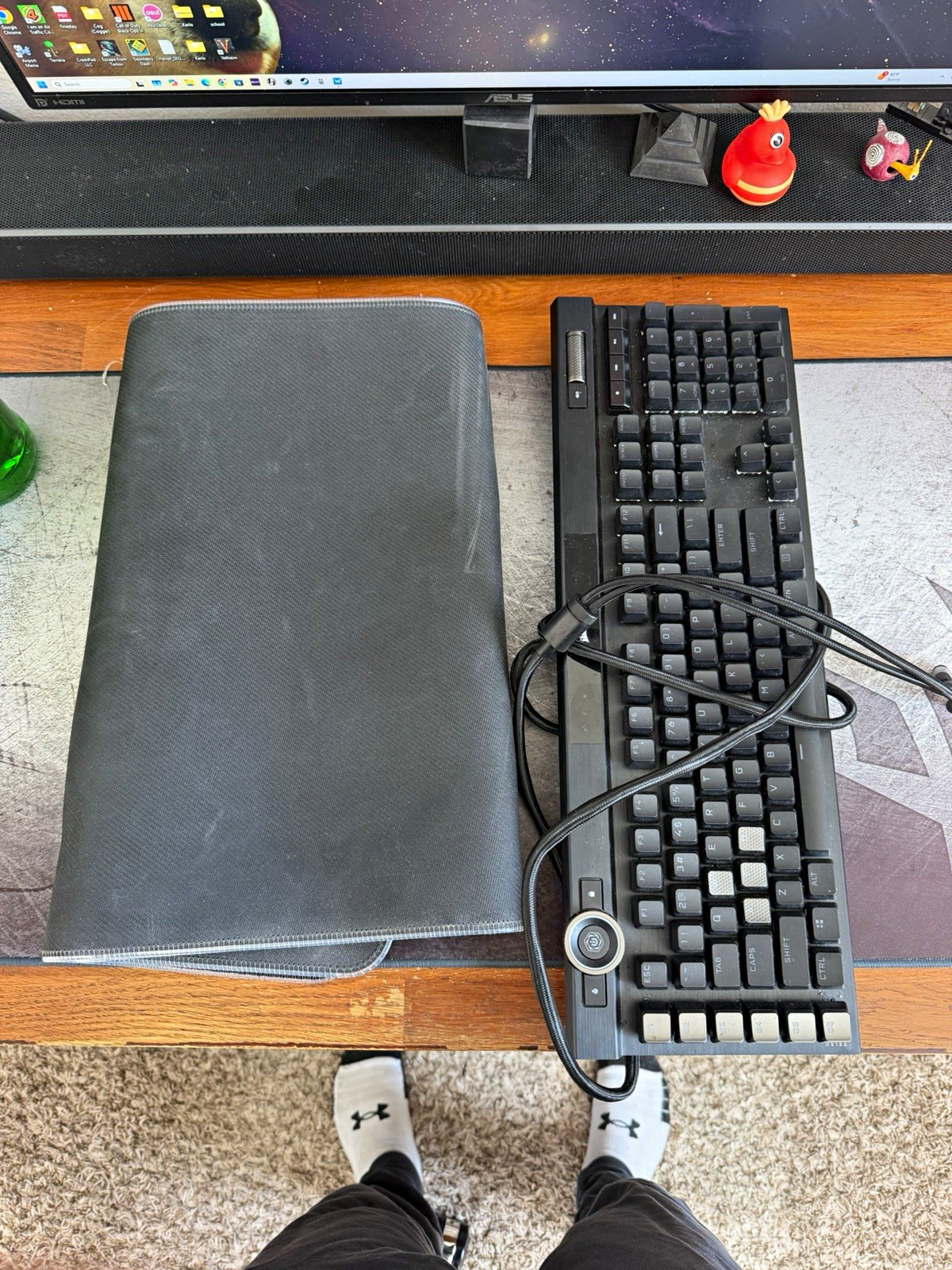 Corsair k100 RGB wire Keyboard W/ MM700 RGB extended mouse pad