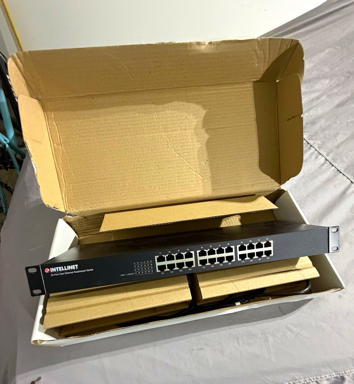 Intellinet 520416 24-Port Fast Ethernet 100Mbps Unmanaged Rackmount RJ-45