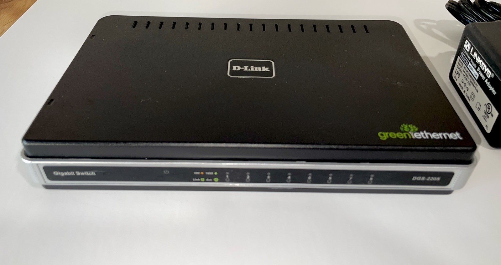 D-LINK DGS-2208 Gigabit Desktop Switch 8-Port with Power Supply