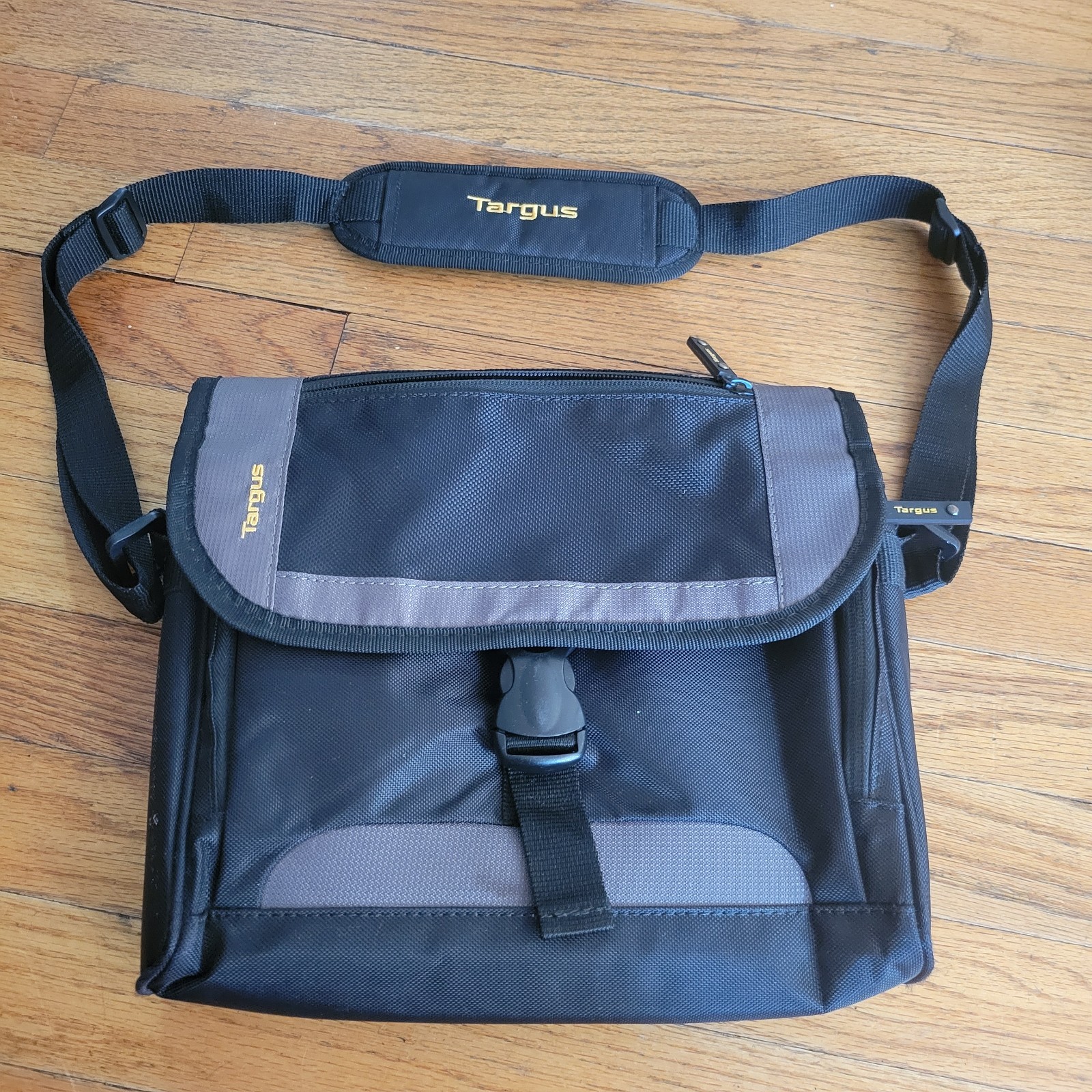 Targus Tablet Laptop Messenger Bag Shoulder Bag Multiple Compartments TSM148-50