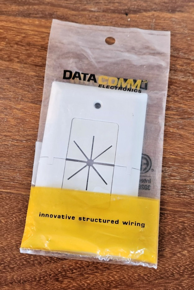NEW DATACOMM ELECTRONICS 1-Gang Split Cable Plate w/ Flexible Opening 45-0017-WH
