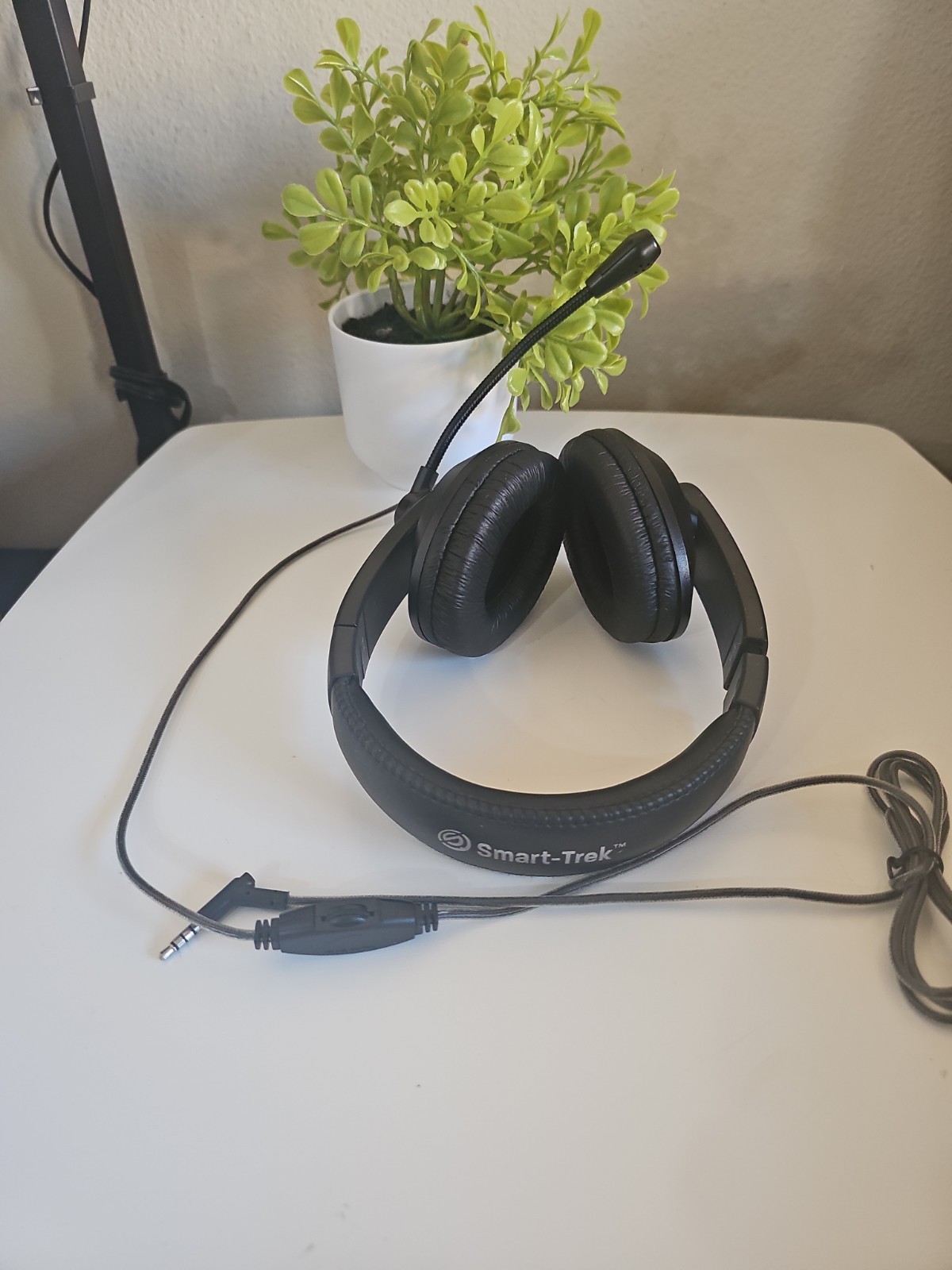 Hamilton Buhl ST2BK Smart Trek Deluxe Stereo Over-Ear Black Headphones