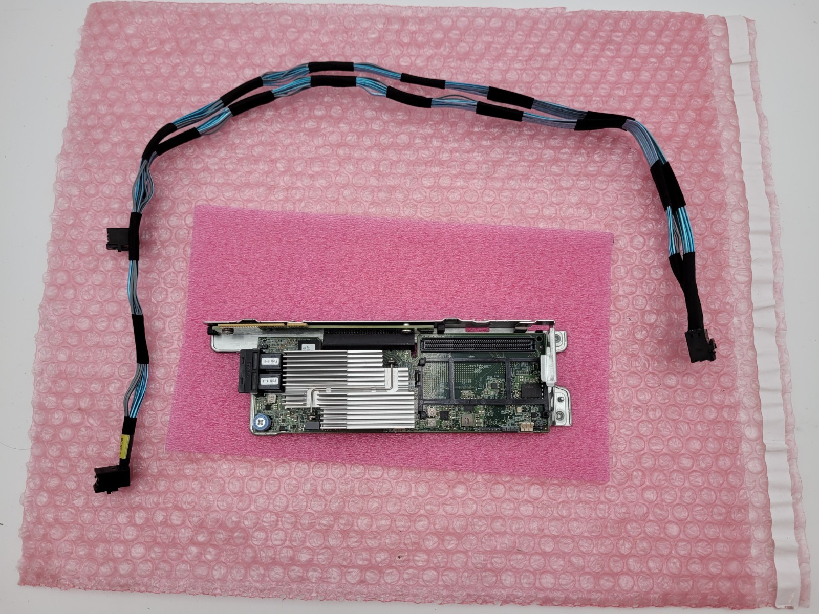 UCSC-MRAID12G V02: Cisco PCIe x8 SAS RAID controller  & cables