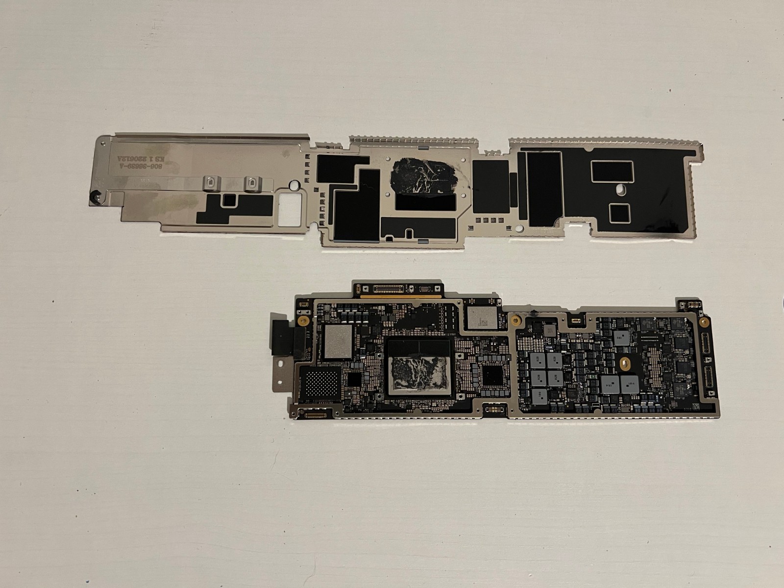 Apple MacBook Air 13" M2 2022 A2681 Logic Board (READ- FOR PARTS)