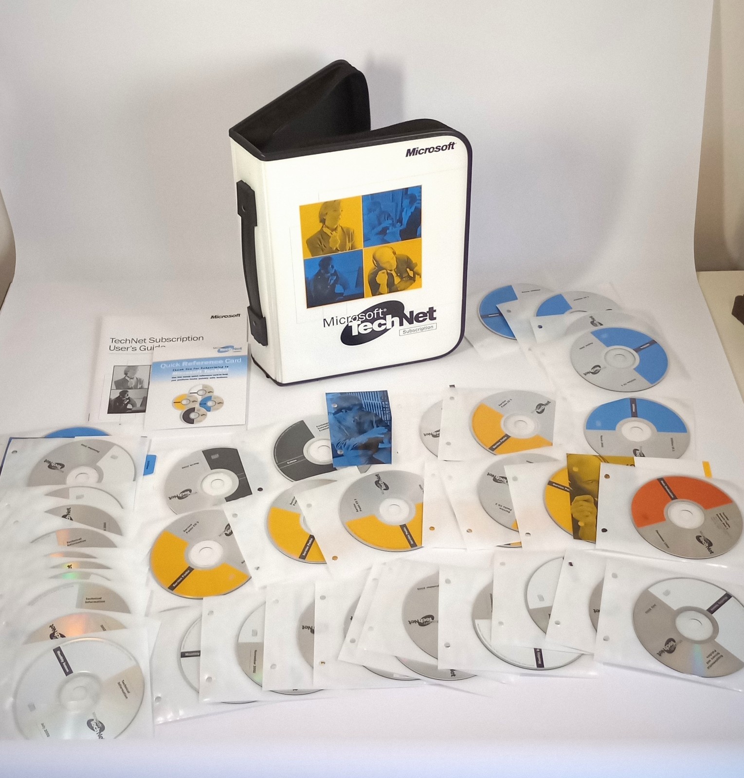 RARE Vintage Microsoft TechNet CD Subscription Binder w/ 40 Discs 1999-2001