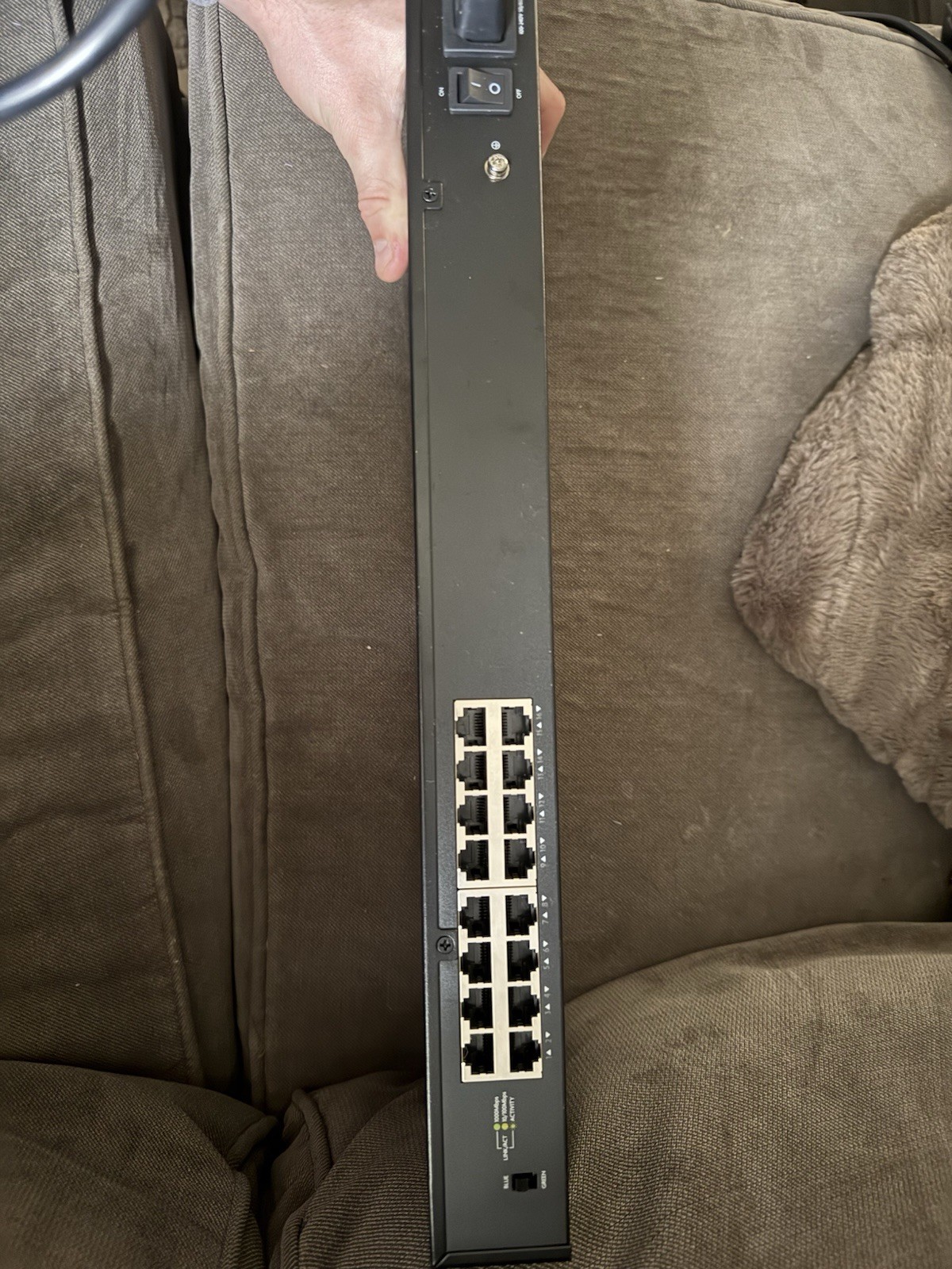 LUXUL AGS-1016 AV Series Rack Mount 16-Port Gigabit Switch