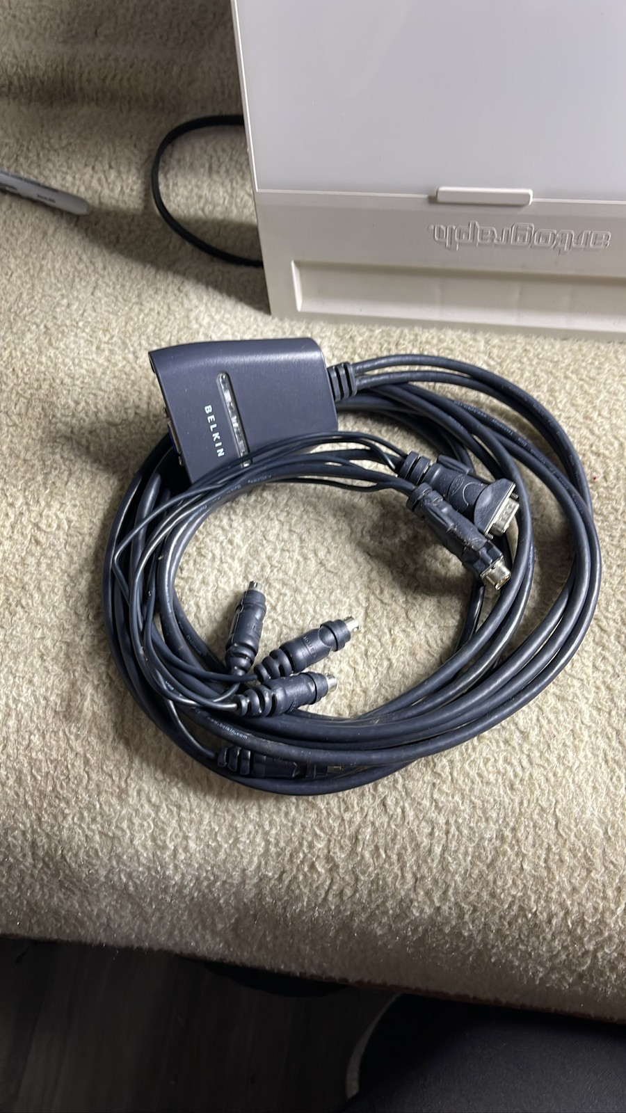 Belkin F1DK102P 2-Port KVM Switch VGA PS/2 Keyboard Mouse