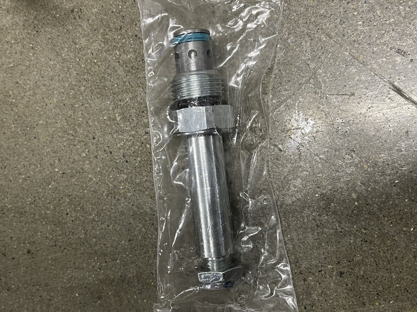 ONE NEW PARKER DSH101CR valve