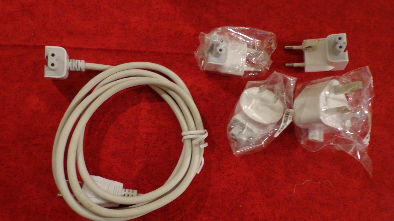 MISC APPLE MAC CORD AND DUCKHEAD EUROPEAN PLUG LOT