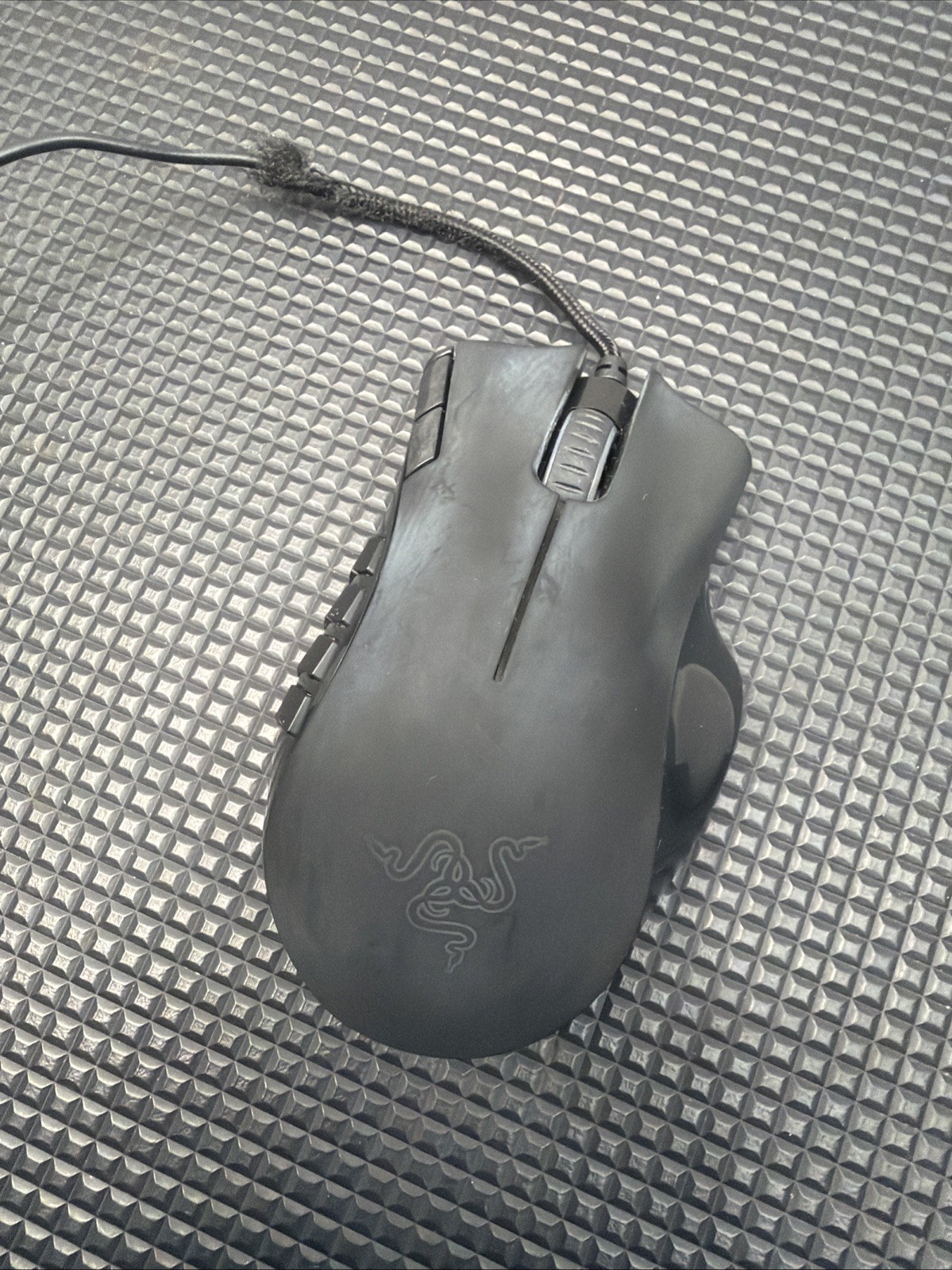 Razer Naga MMOG Gaming Mouse Model NO. RZ01-0028 ( Acceptable Condition)