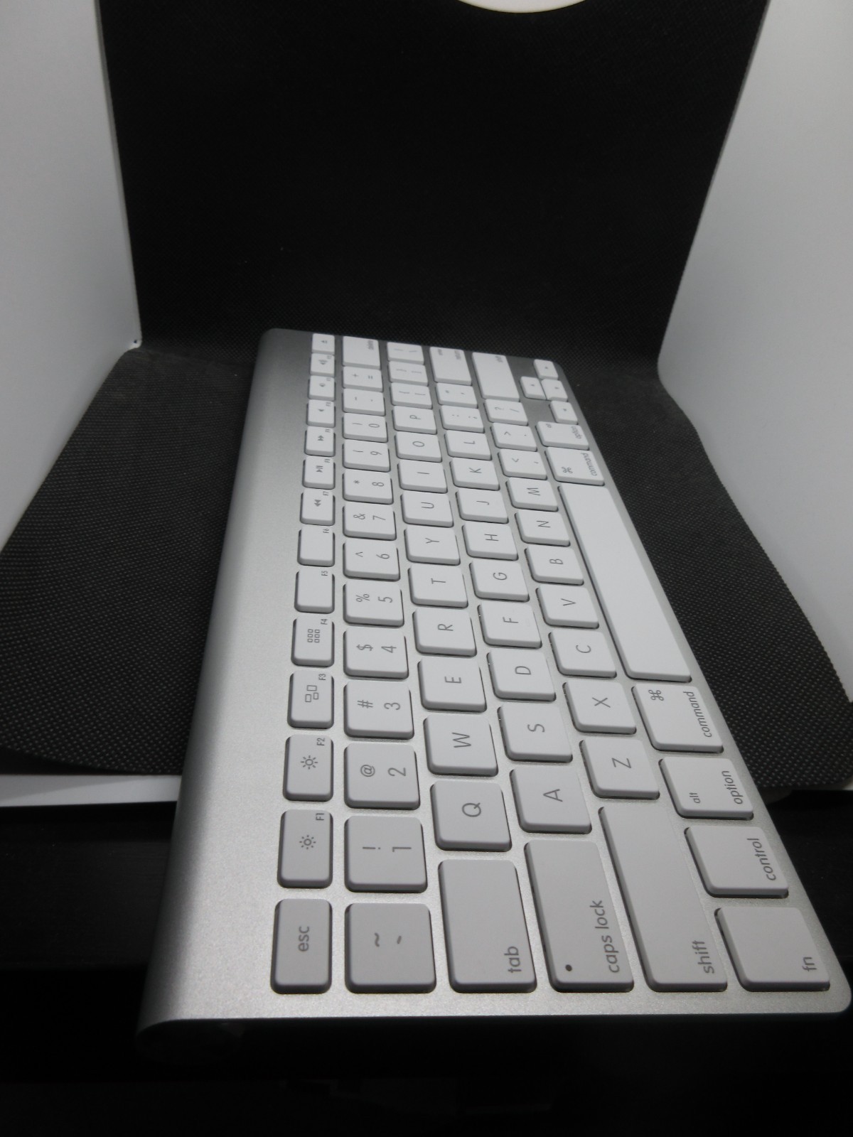 Apple Wireless Bluetooth Keyboard (A1314) - Silver / White - Tested & Working