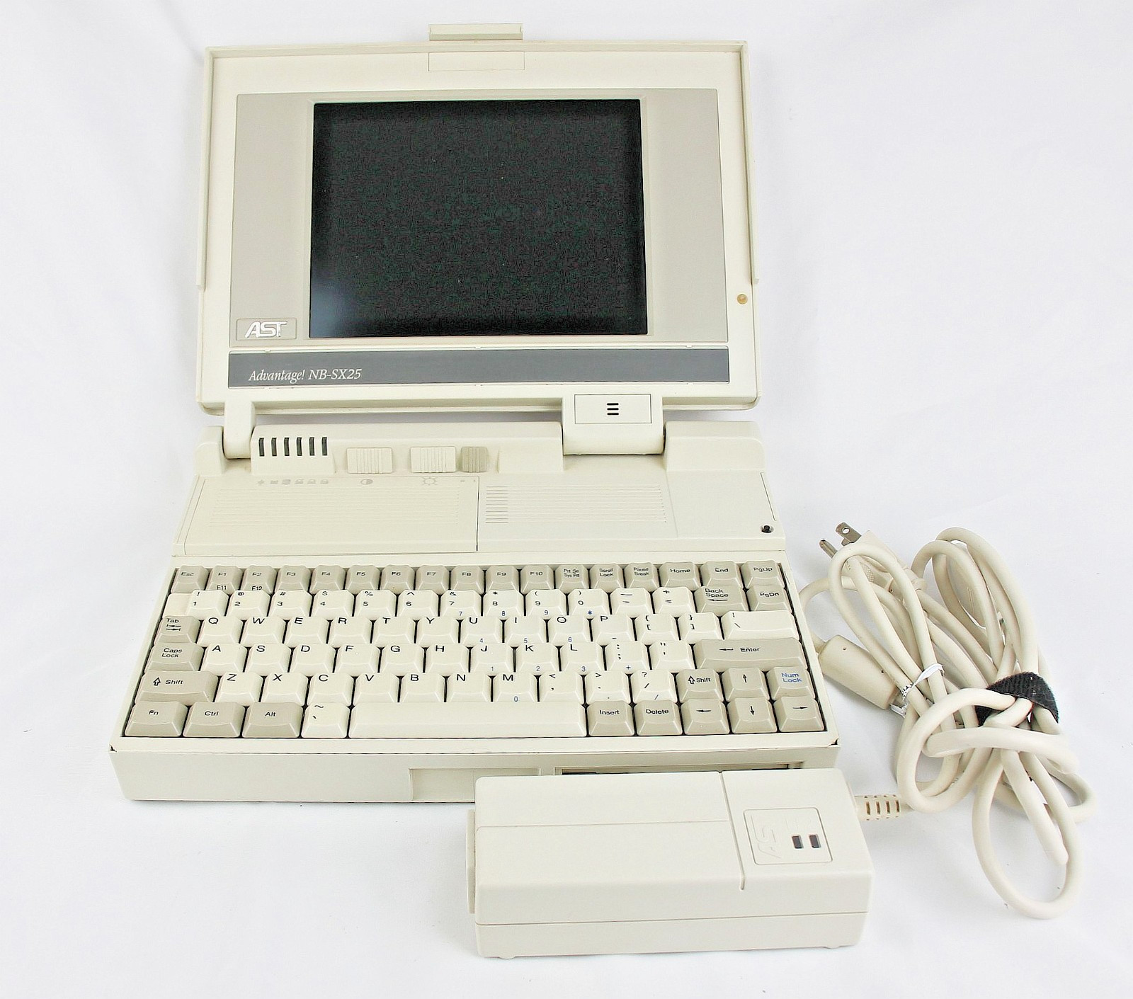 VTG AST ADVANTAGE NB-SX25 ~ 386SX CPU/8.5" LCD/4MB RAM/60MB HD ~ PARTS/REPAIR