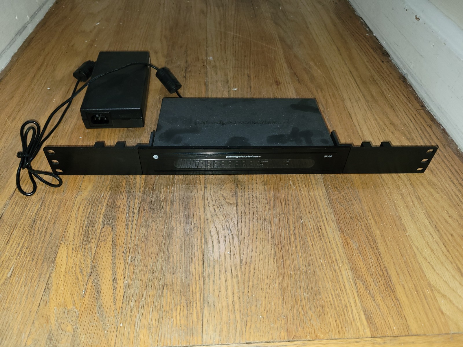 Pakedge Device SX-8P 8-Port gigabit Network switch POE+ Rack mount and Frame PSU