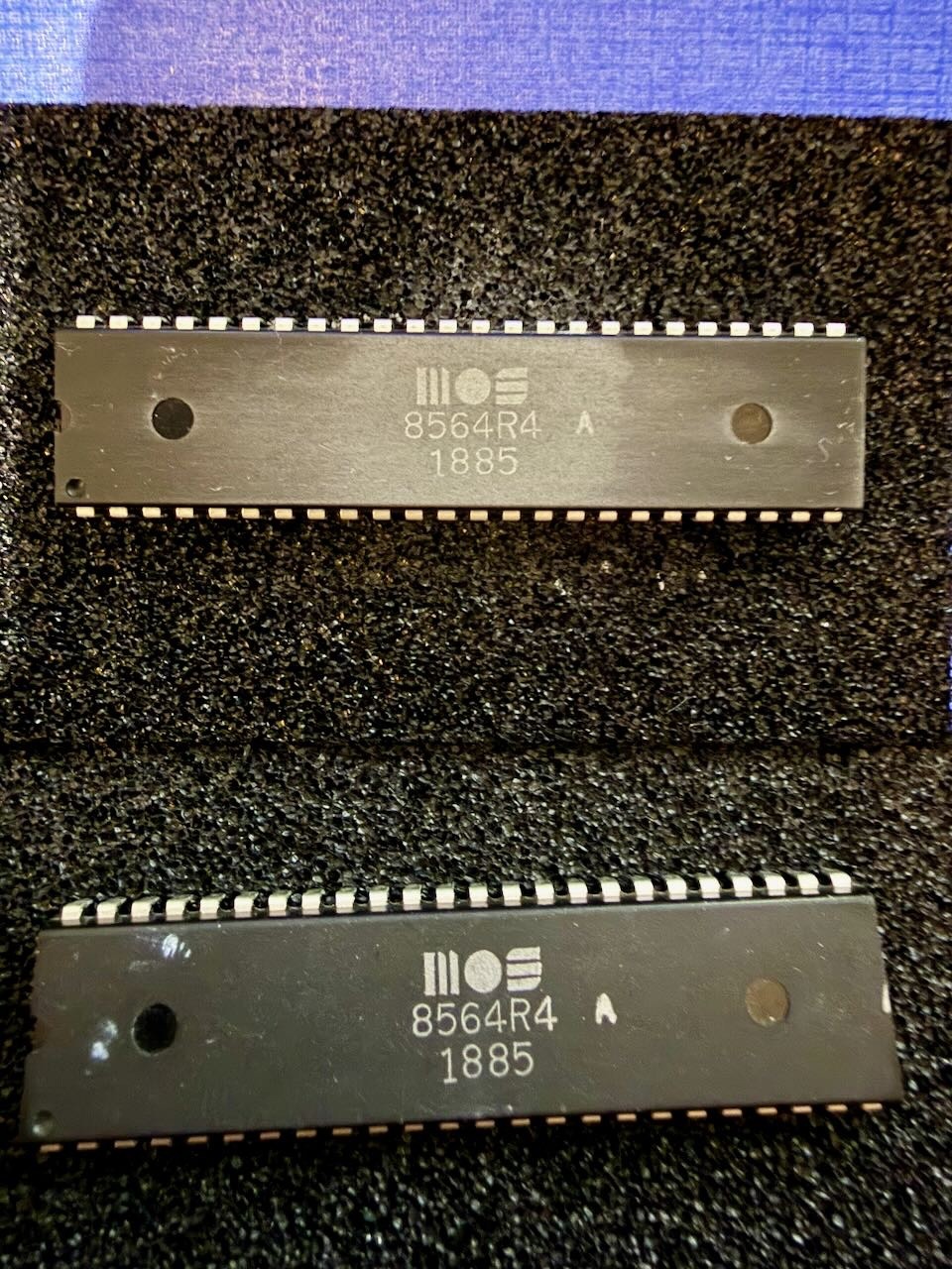 MOS 8564R4 Composite NTSC Commodore 128 VIC-IIe chip, TESTED & WORKING