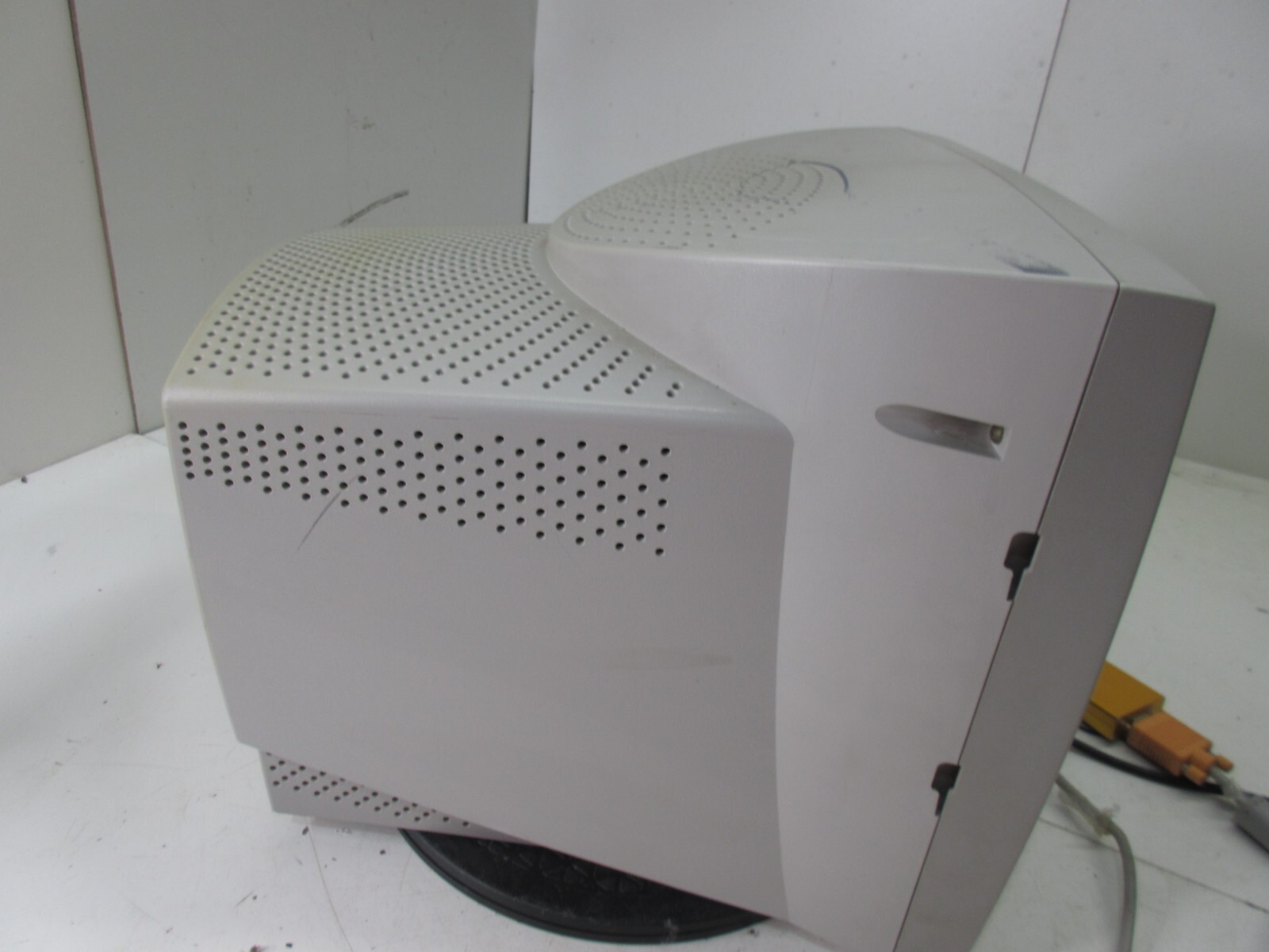 HP Pavilion 17" CRT V50 - No Stand