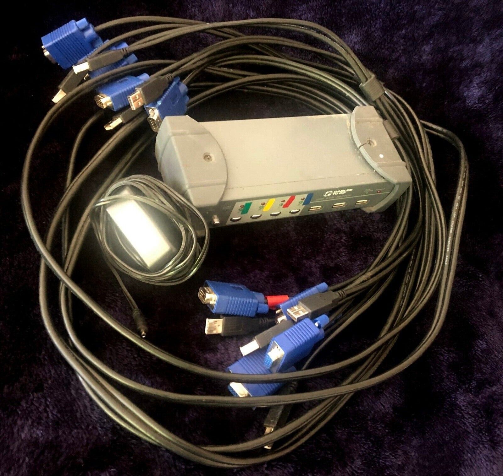 CablesToGo TruLink 4 Port USB VGA KVM Mod: # 35555 With Full Cable Kit