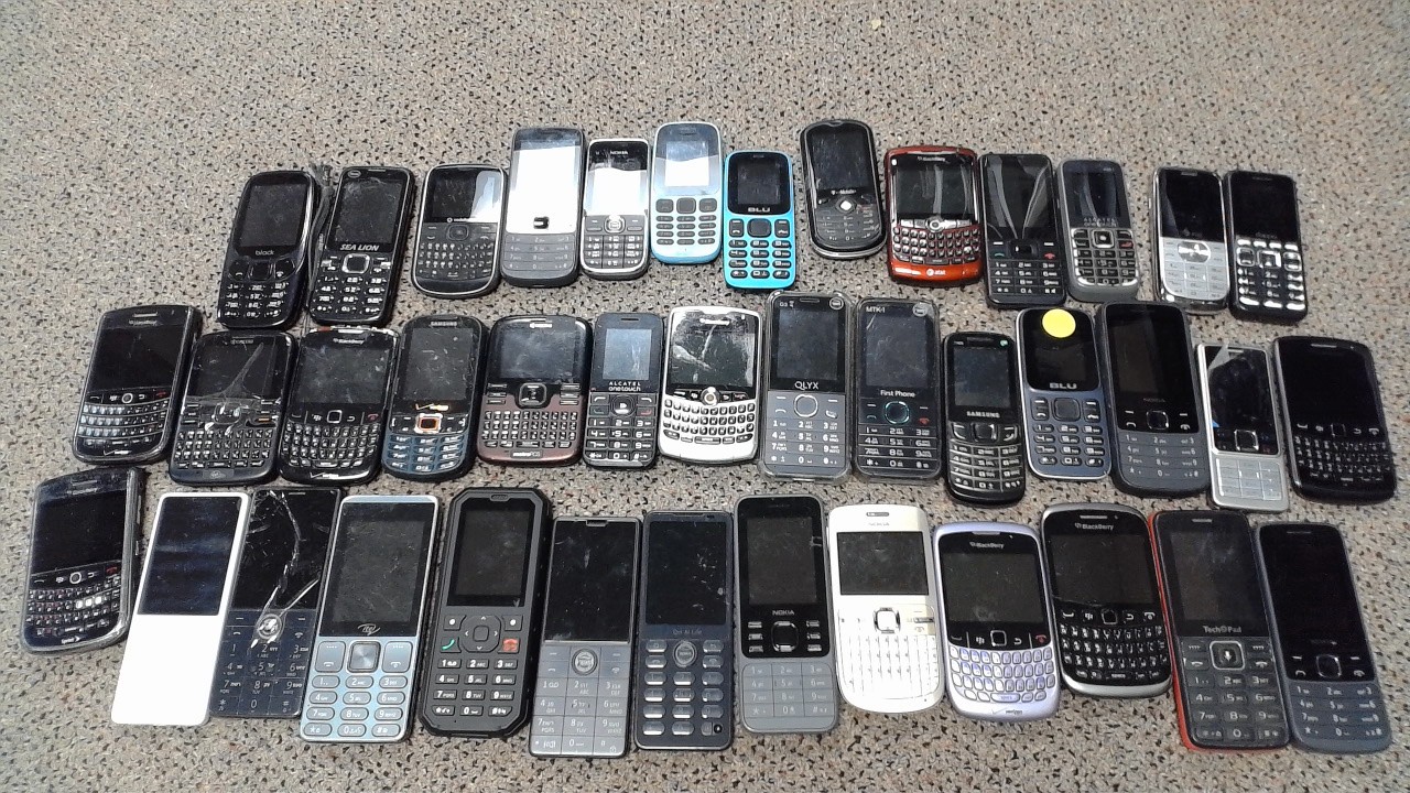 Lot of 40 Untested Classic Keypad Cell Phones