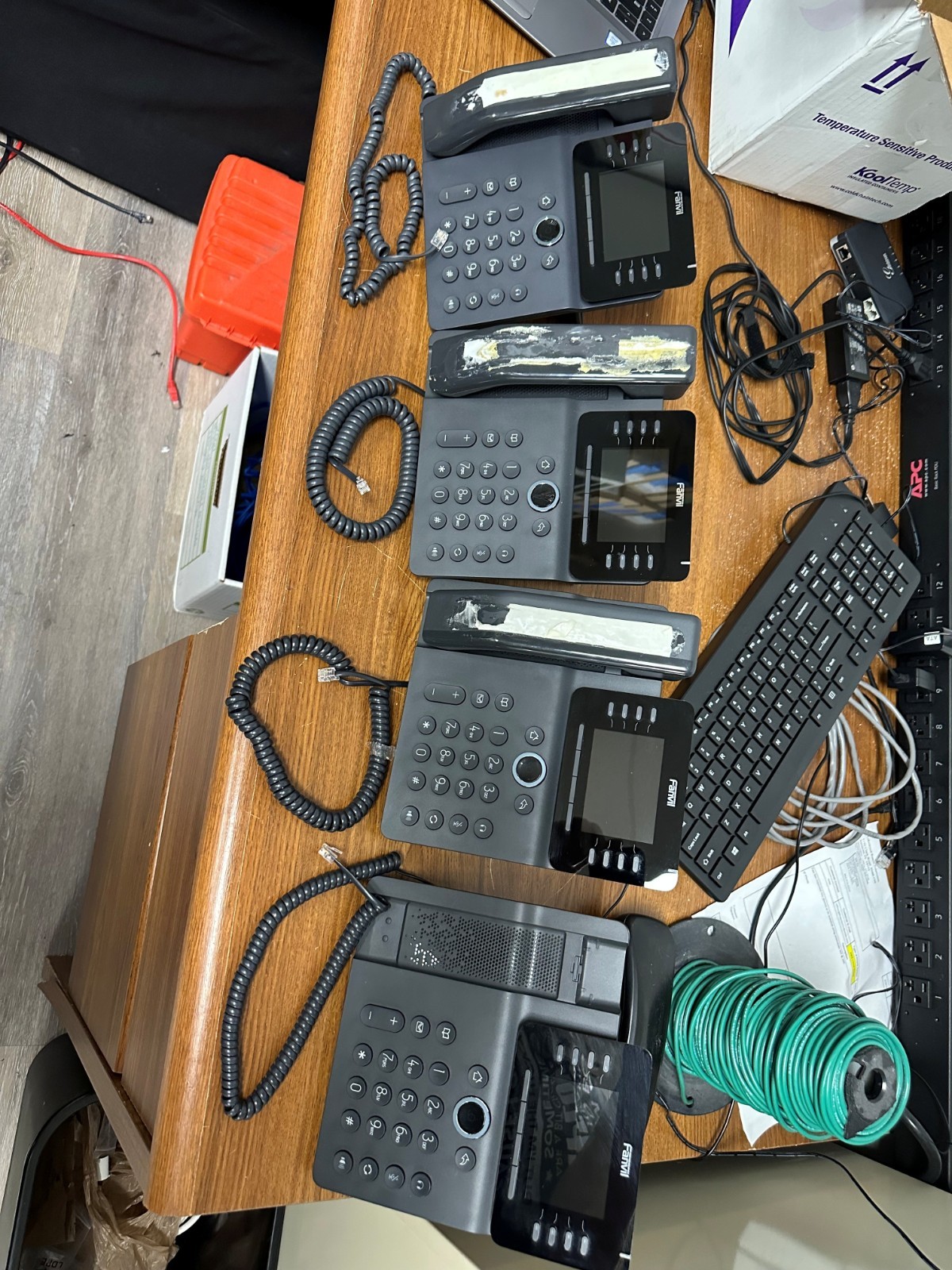 Fanvil V64 VoIP IP Desk Phone IP Phone with Handset, Black.